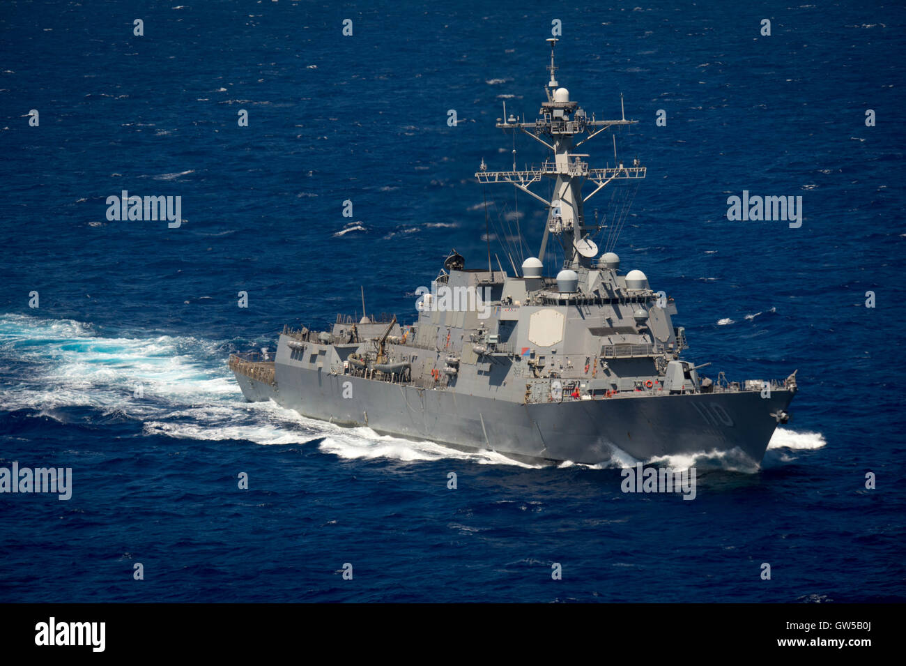 US Navy guidato-missile destroyer USS William Lawrence cuoce a vapore in stretta formazione durante il cerchio del pacifico esercizio Giugno 22, 2016 nell'Oceano Pacifico. Venti-sei nazioni, più di 40 navi e sottomarini, più di 200 aerei e 25.000 personale partecipano RIMPAC. Foto Stock