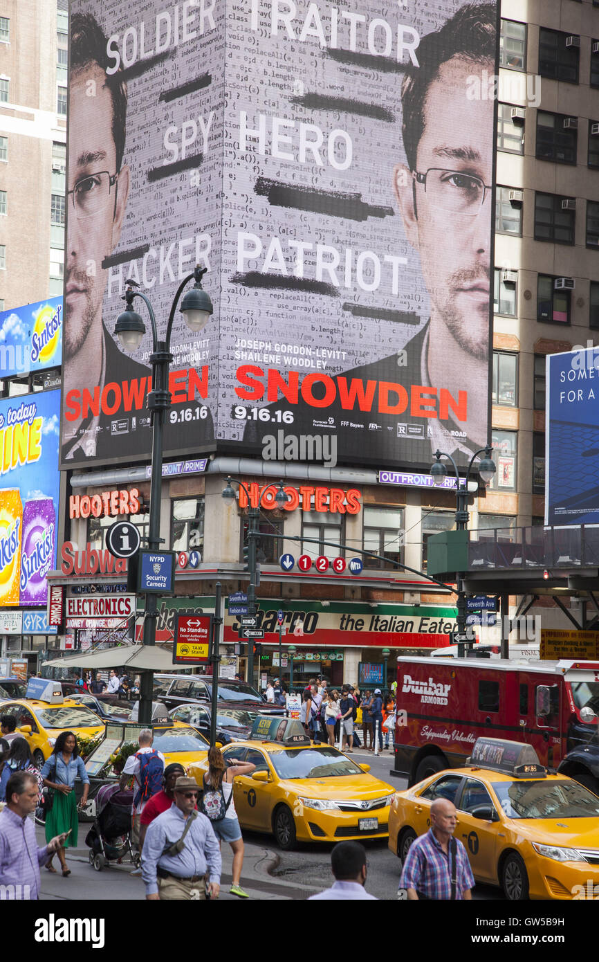 La strada e il marciapiede è sempre trafficata lungo la settima avenue da Penn Station e al Madison Square Garden di New York City. Foto Stock