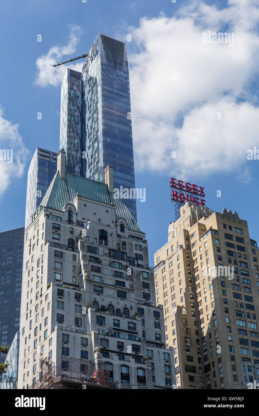 Residenziale grattacielo supertall uno57 torreggia su edifici vicini tra cui l'Essex House su West 57th Street a New York City. Foto Stock