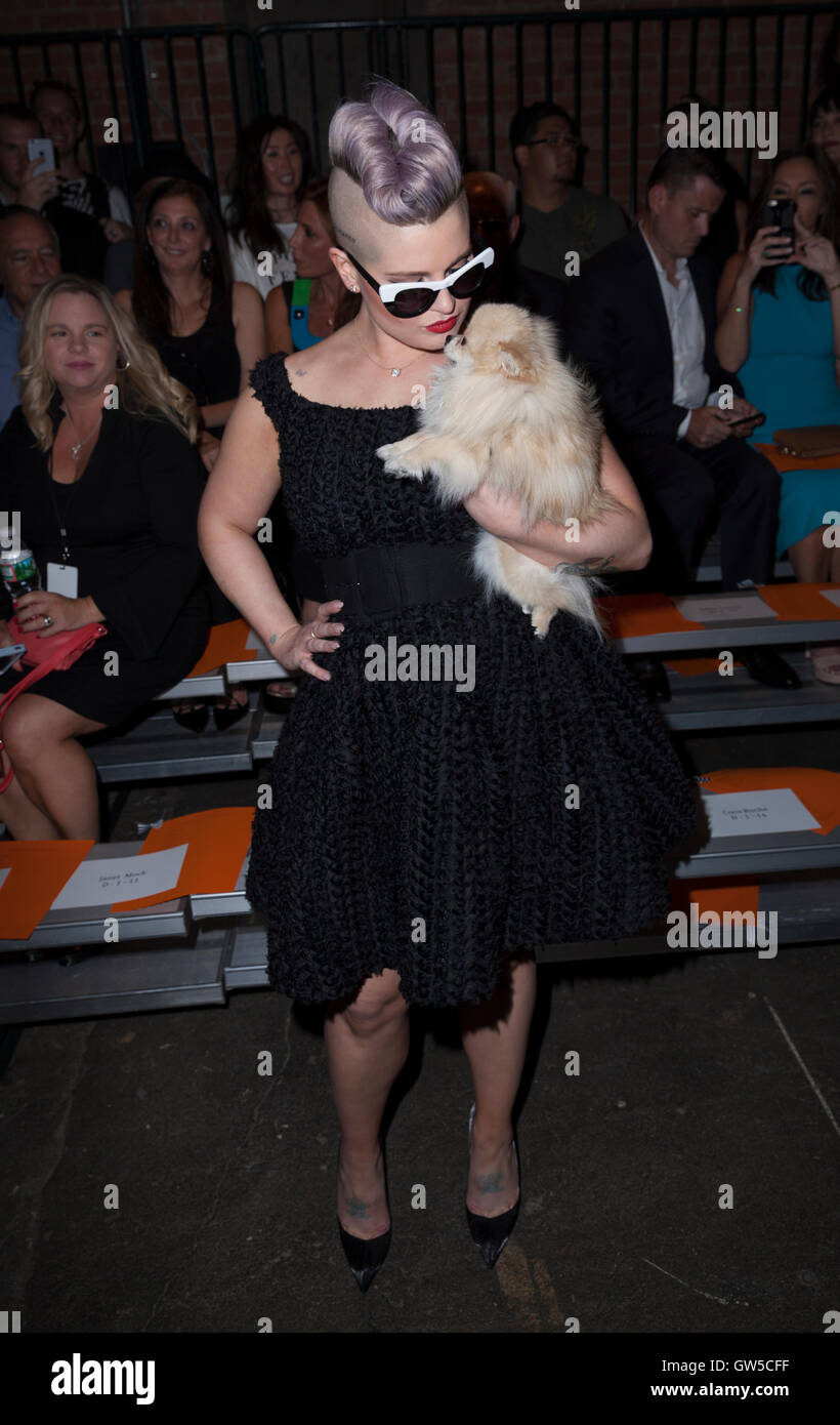 Kelly Osbourne assiste la pista per il cristiano siriano collezione durante la settimana della moda di New York la primavera/estate 2017 al fascio di arte Foto Stock