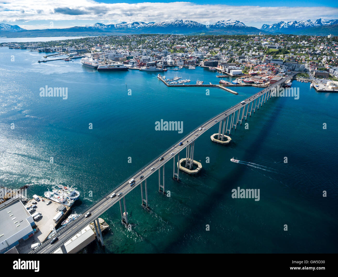 Ponte della città Tromso, Norvegia la fotografia aerea. Tromso è considerata la città più settentrionale del mondo con una popolazione abov Foto Stock