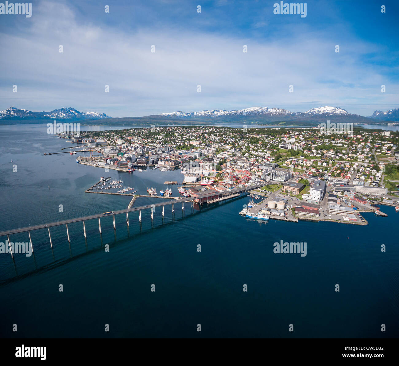 Ponte della città Tromso, Norvegia la fotografia aerea. Tromso è considerata la città più settentrionale del mondo con una popolazione abov Foto Stock
