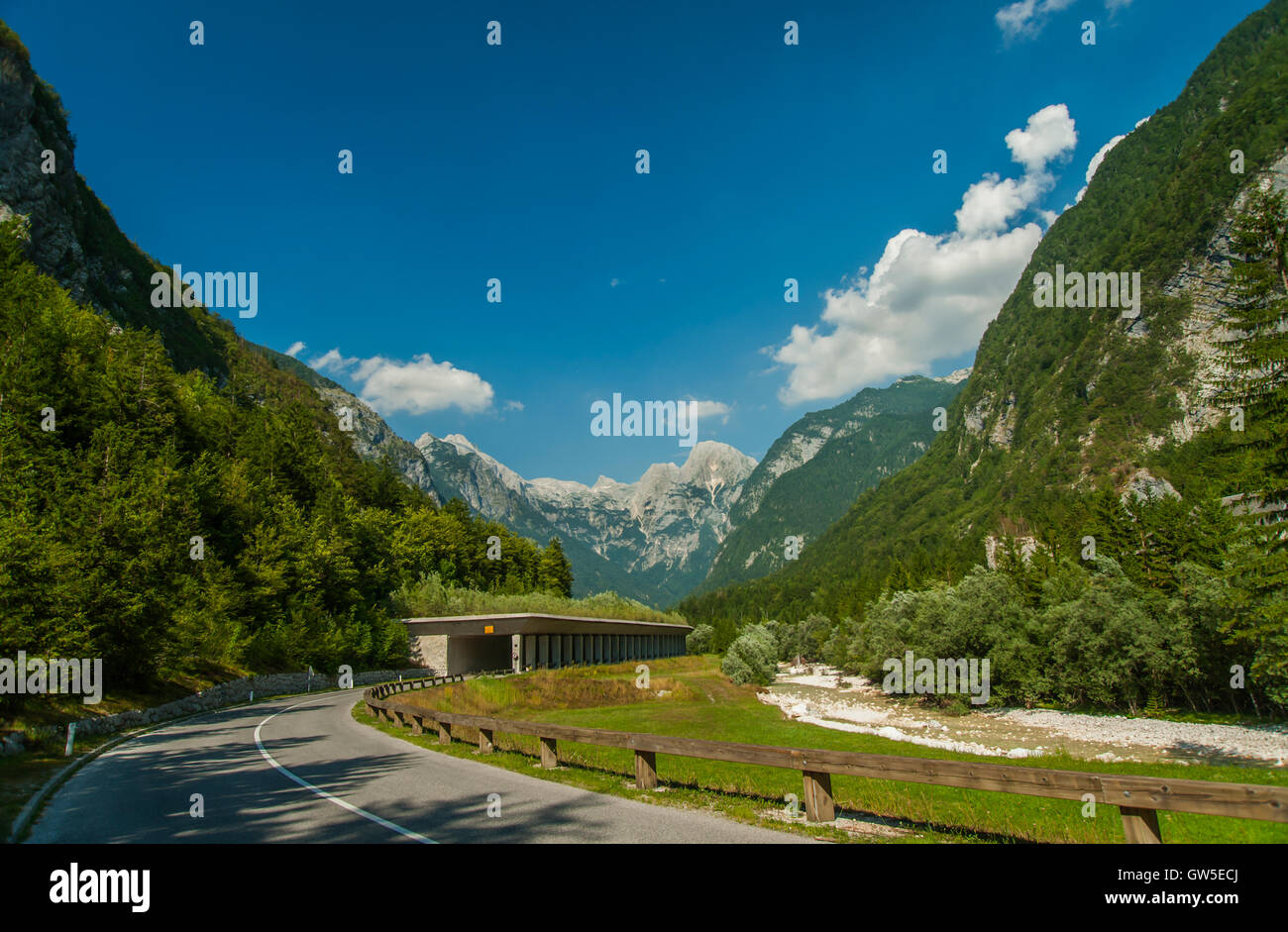 Strada per mountain pass Vrsic, Slovenia Foto Stock