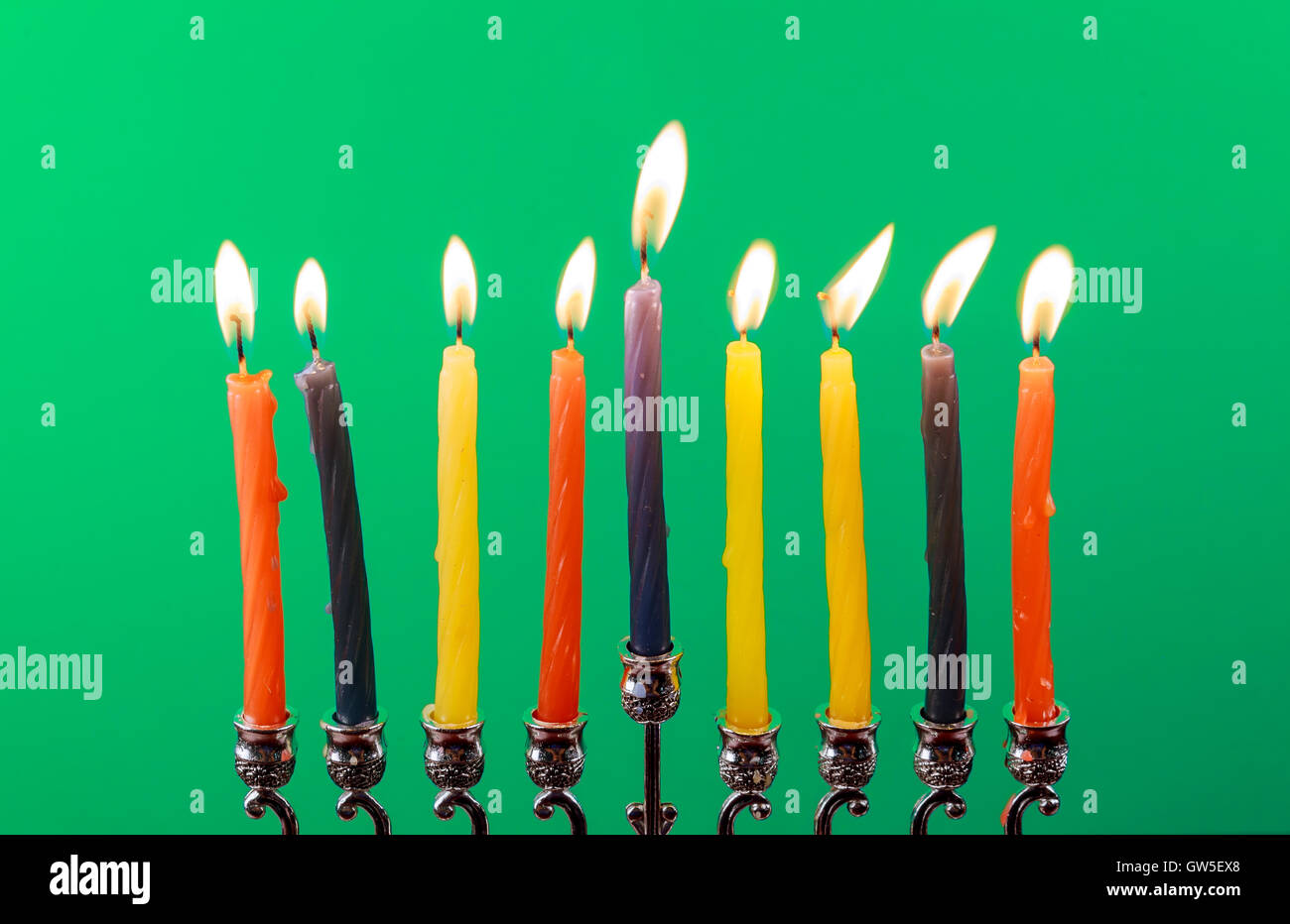 Hanukkah menorah con candele sfondo verde isolamento Foto Stock
