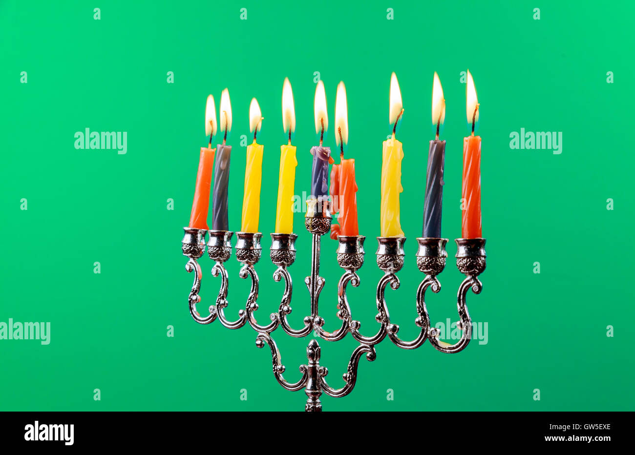 Hanukkah menorah con candele sfondo verde isolamento Foto Stock