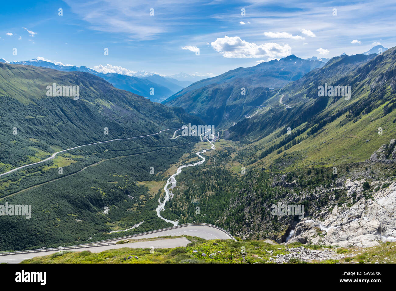 La parte più alta della valle del Rodano, con il fiume Rodano fiancheggiato da montagne. Gletsch, Obergoms, Vallese, Svizzera Foto Stock
