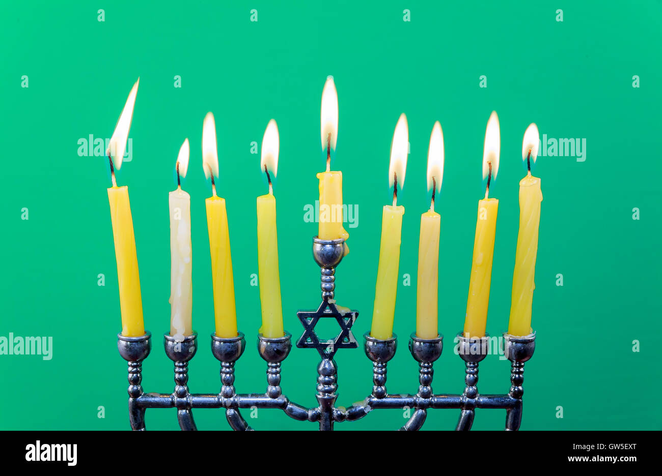 Hanukkah menorah con candele sfondo verde isolamento Foto Stock