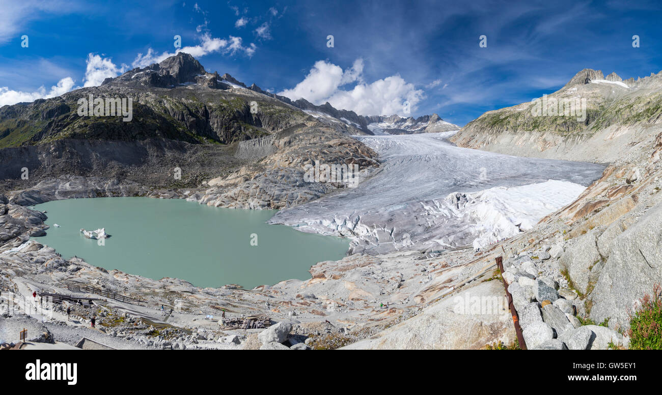 Ampio angolo di panorama del ghiacciaio del Rodano, la cui lingua è esteso in un piccolo lago. Obergoms, Vallese, Svizzera. Foto Stock
