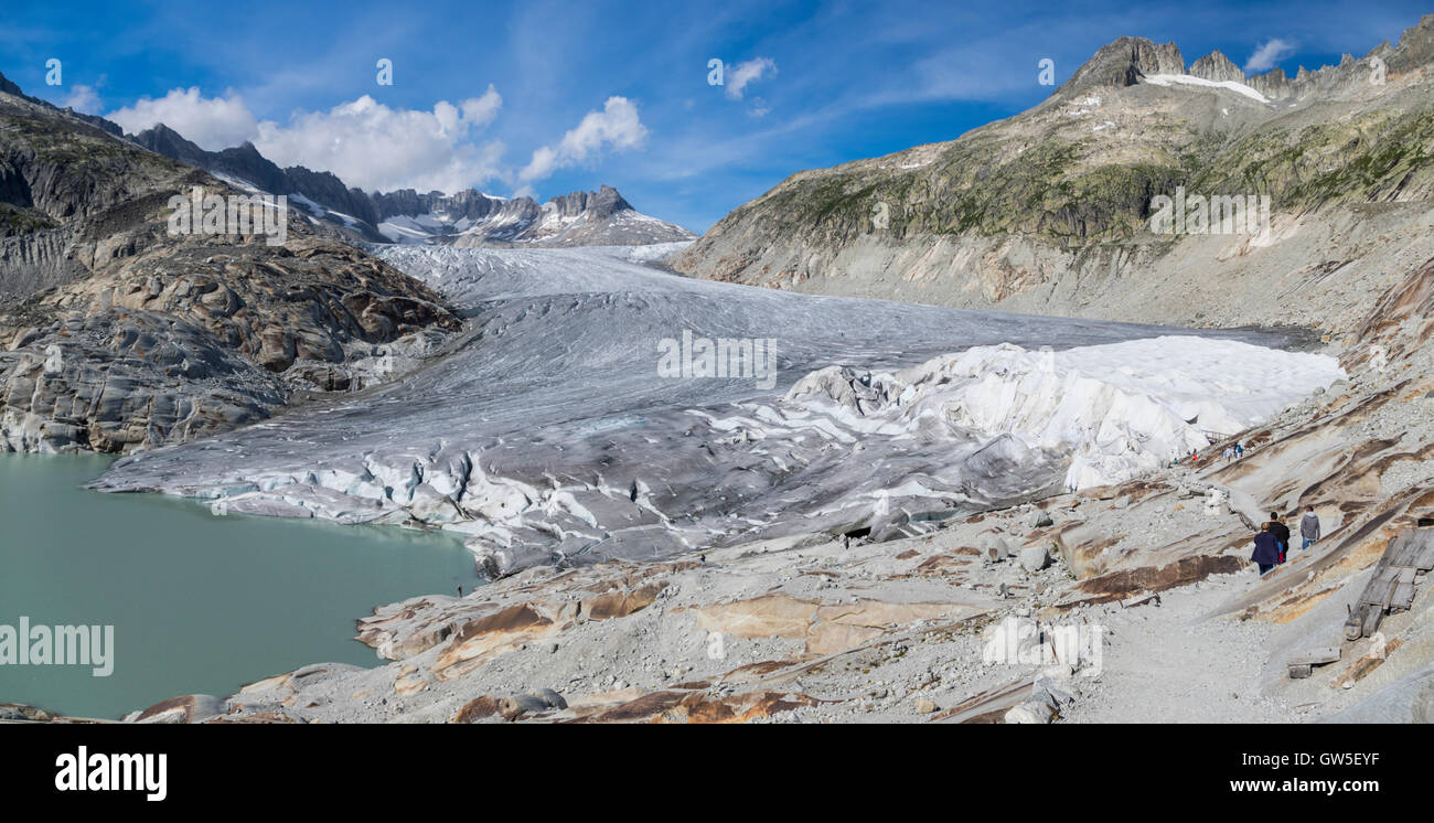 Ampio angolo di panorama del ghiacciaio del Rodano, la cui lingua è esteso in un piccolo lago. Obergoms, Vallese, Svizzera. Foto Stock
