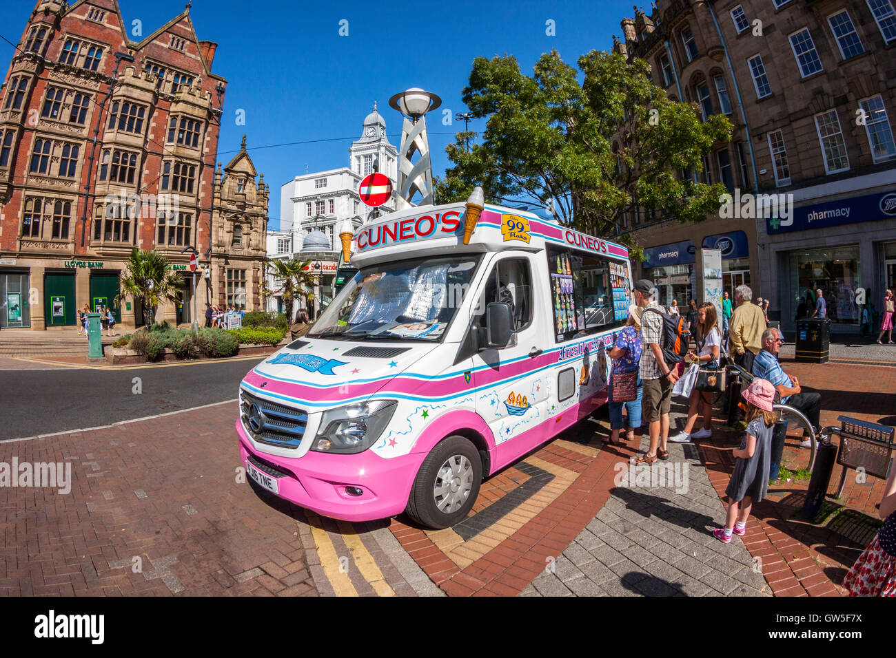 Ice Cream Van e i clienti Foto Stock