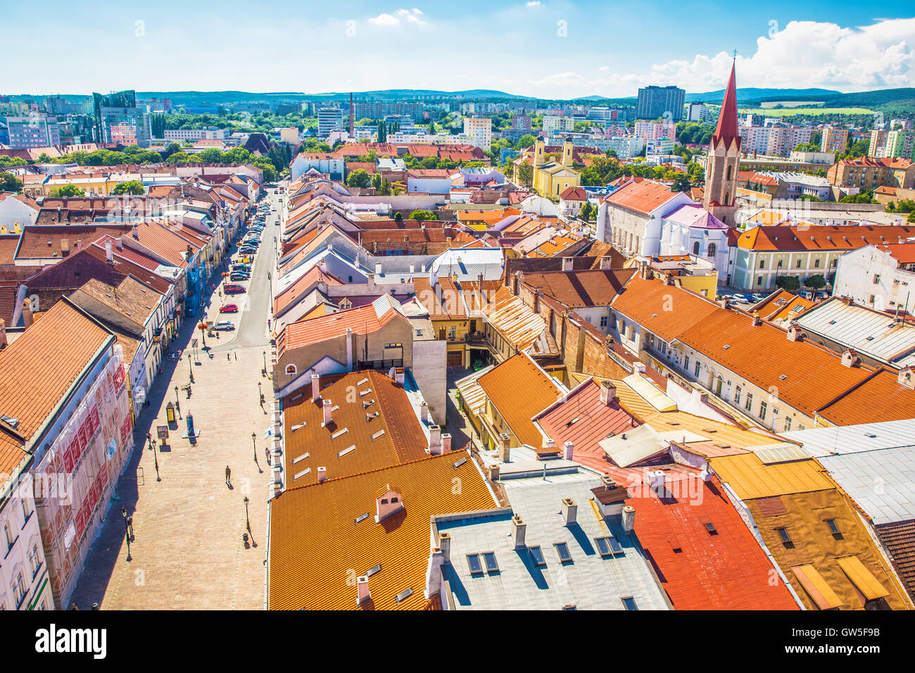 Vista di Elizabeth Street e Kosice centro città dalla cima di Santa Elisabetta cattedrale, Kosice, la Slovacchia. Foto Stock