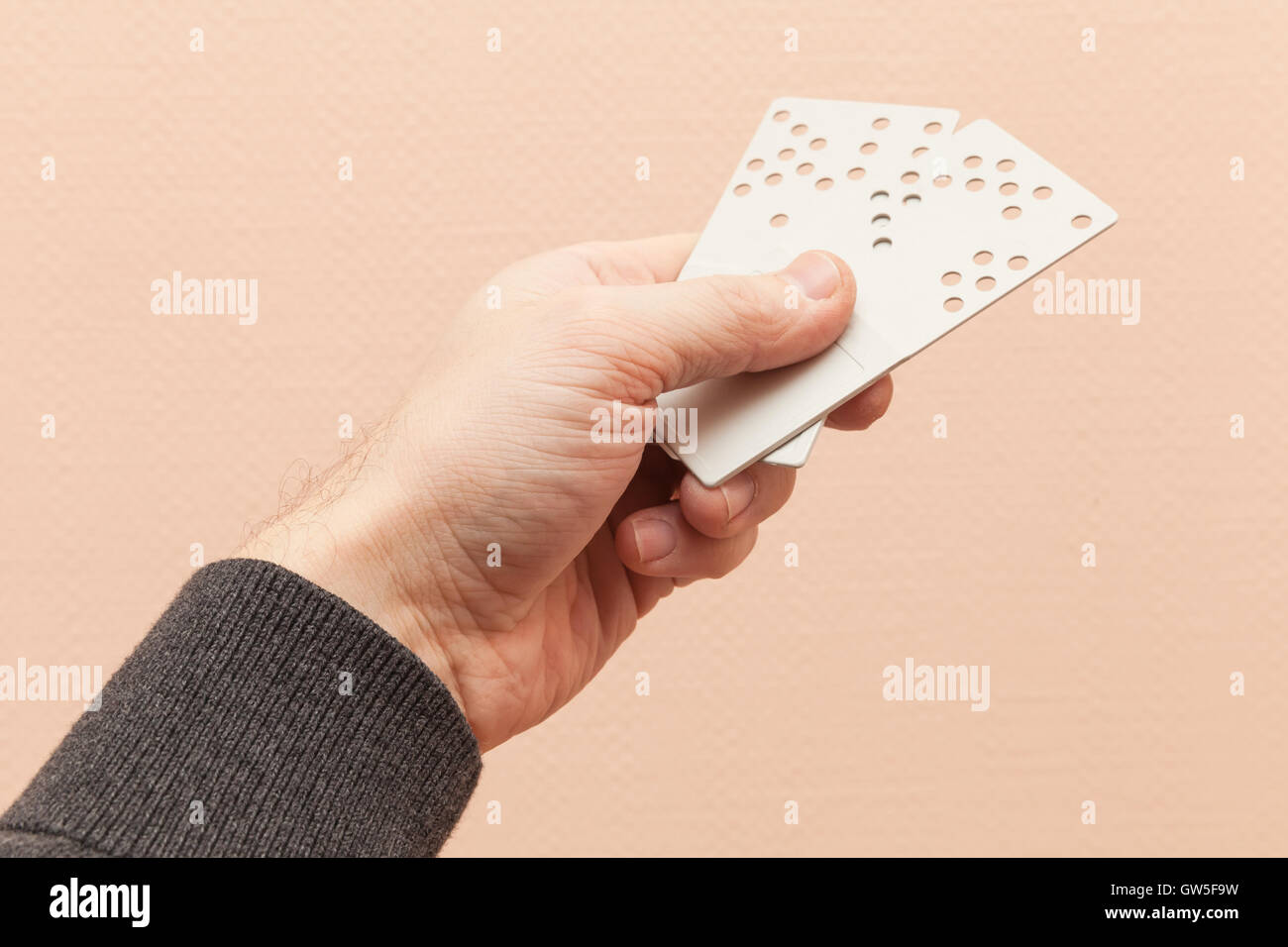 Maschio lato detiene due porta in plastica carte chiave con fori codice di combinazione Foto Stock