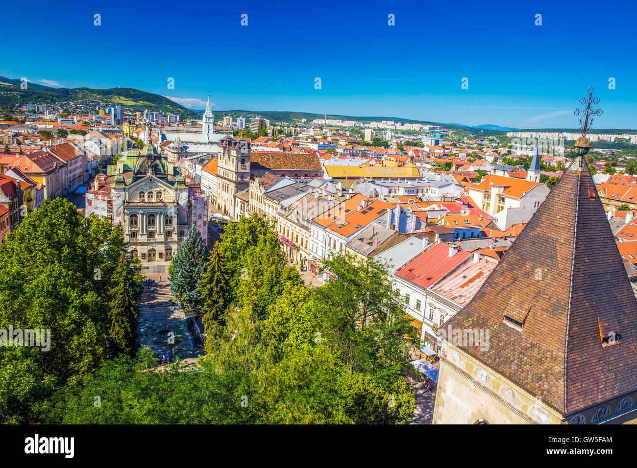 Vista di Kosice theatre dalla cima di Santa Elisabetta torre della cattedrale. Kosice è la più grande città della Slovacchia orientale e in 20 Foto Stock