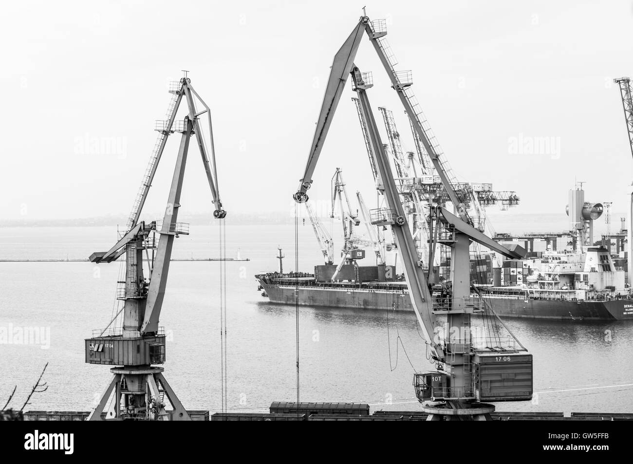 Nave da carico e gru industriali in commercio marittimo porto Foto Stock