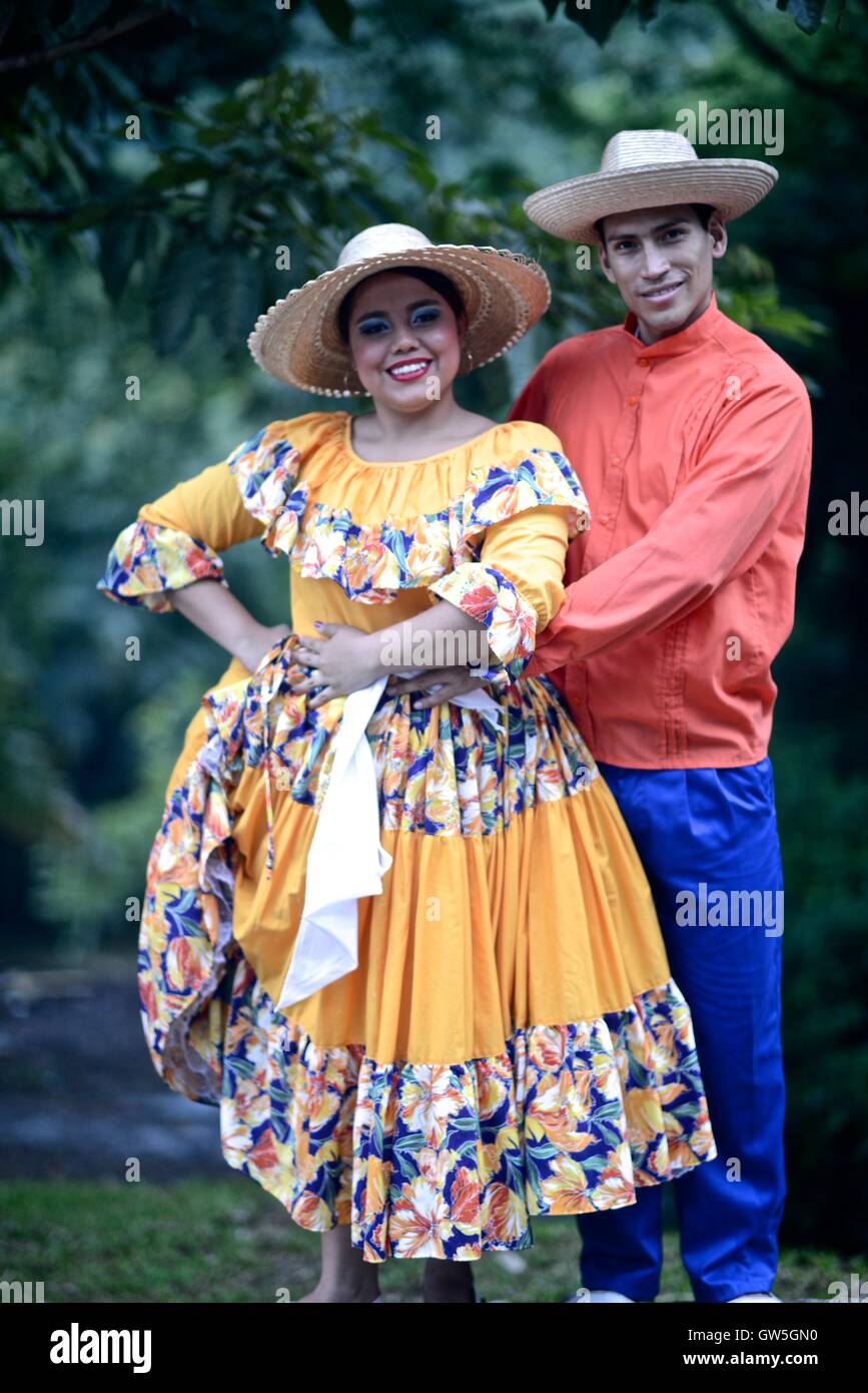 Abito tradizionale dal colombiano regione del Pacifico. Abito tradizionale  dal colombiano regione del Pacifico. Costumi tradizionali Foto stock - Alamy