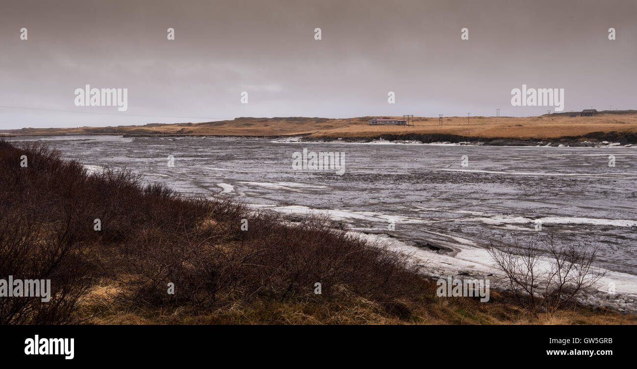 Tipico islandese lago ghiacciato con cubetti di ghiaccio grandi nell'isola di Islanda in primavera tempo Foto Stock