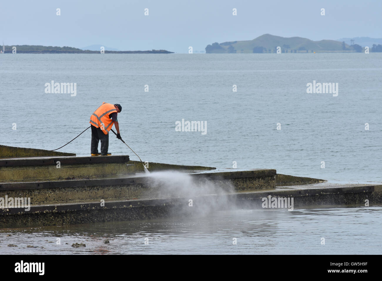 Uomo di pulizia rampa in barca Foto Stock
