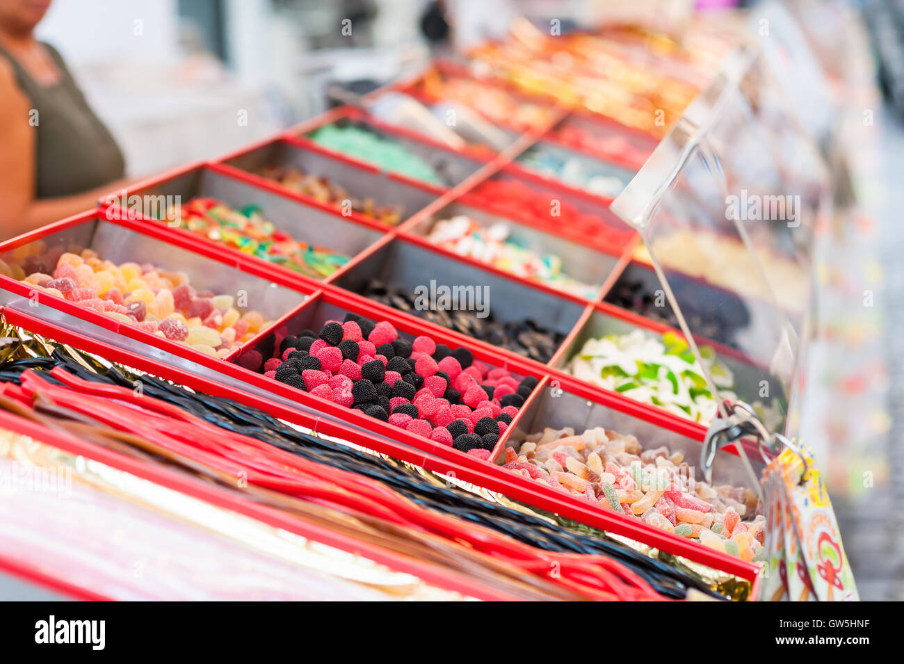 Un assortimento di caramelle all'aperto il Mercato di Natale. Messa a fuoco selettiva. Foto Stock