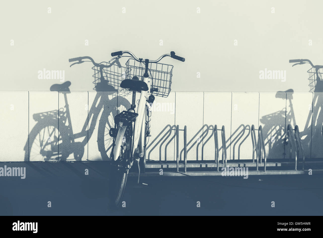 Le biciclette e le ombre, immagine monocromatica Foto Stock
