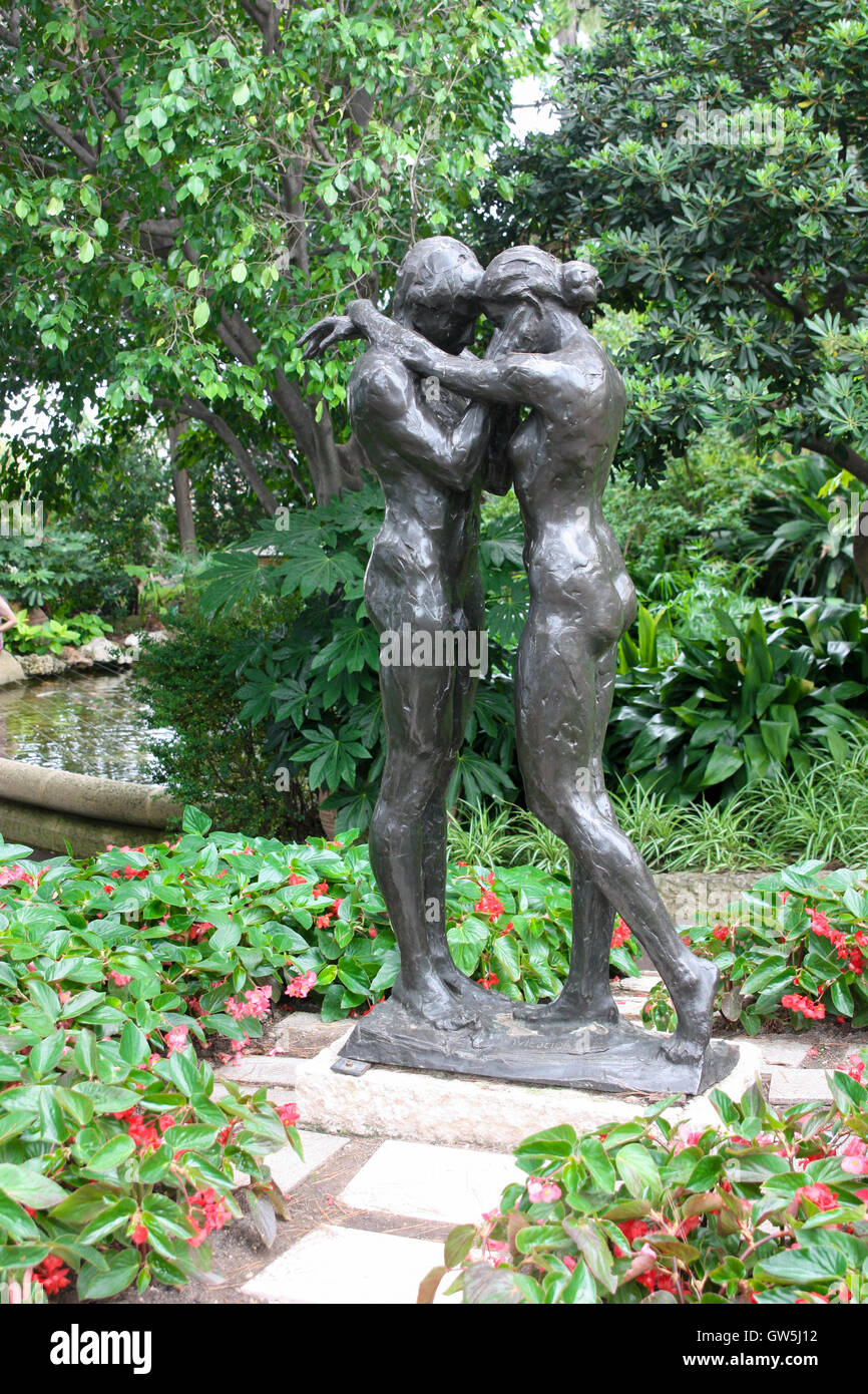 Amare giovane abbraccia. Un monumento nel parco. Foto Stock