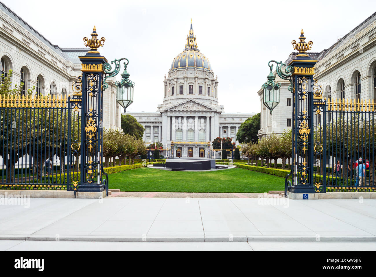 San Francisco, Stati Uniti d'America - 22 Settembre 2015: il Municipio con un monumento commemorativo in primo piano nel Civic Center area Foto Stock