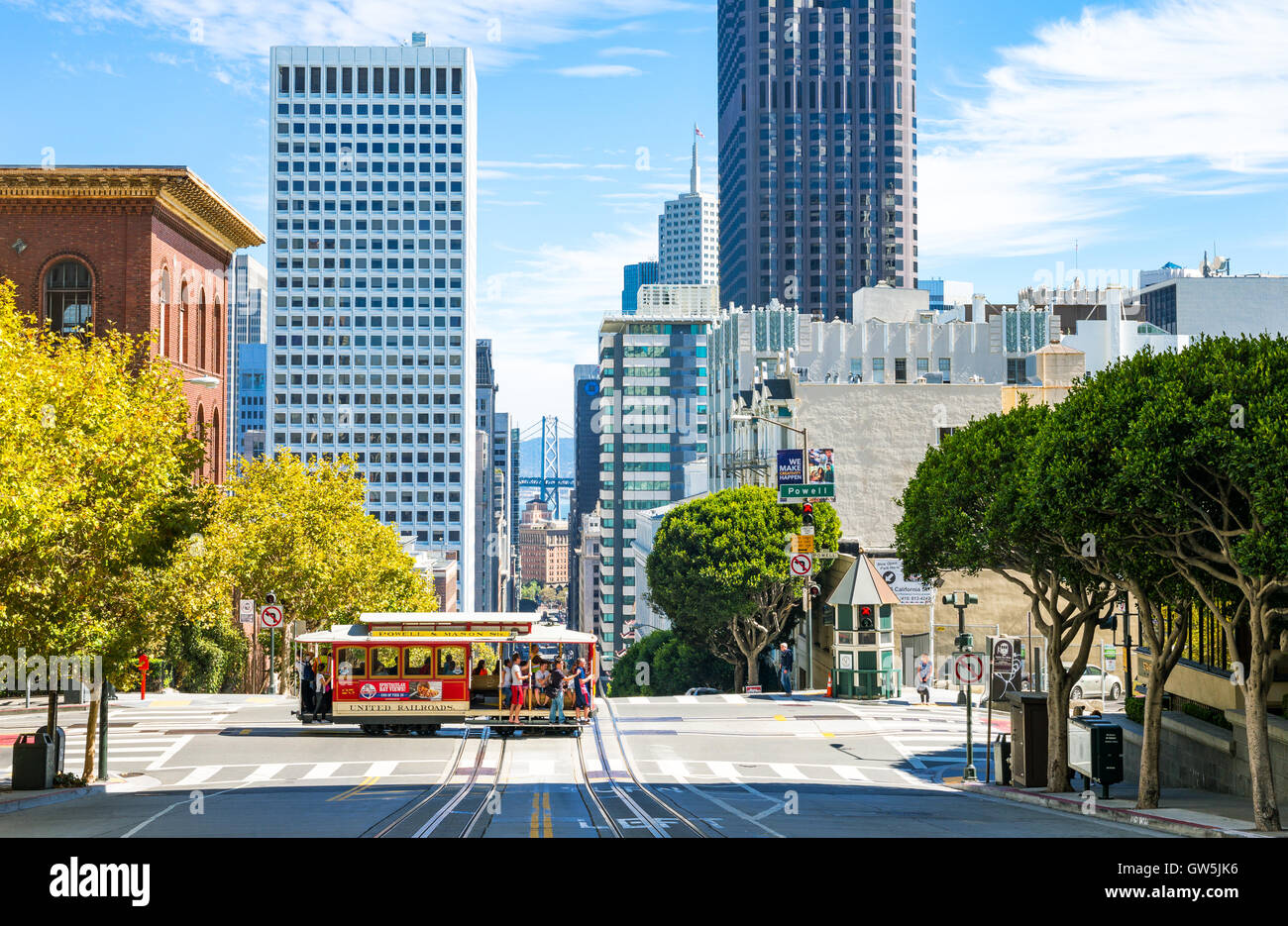 San Francisco, Stati Uniti d'America - 24 Settembre 2015: Torri e cityscape visto dalla California Street con una macchina di cavo attraversando Powel stre Foto Stock