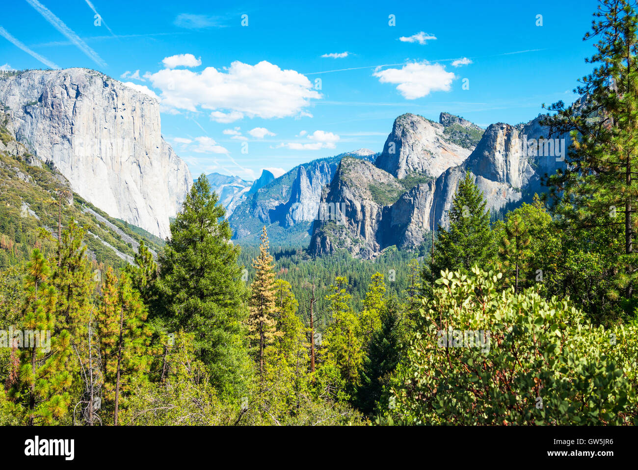 Parco Nazionale di Yosemite in California, vista panoramica della valle con il El Capitan e la Cattedrale di guglie di montagne Foto Stock