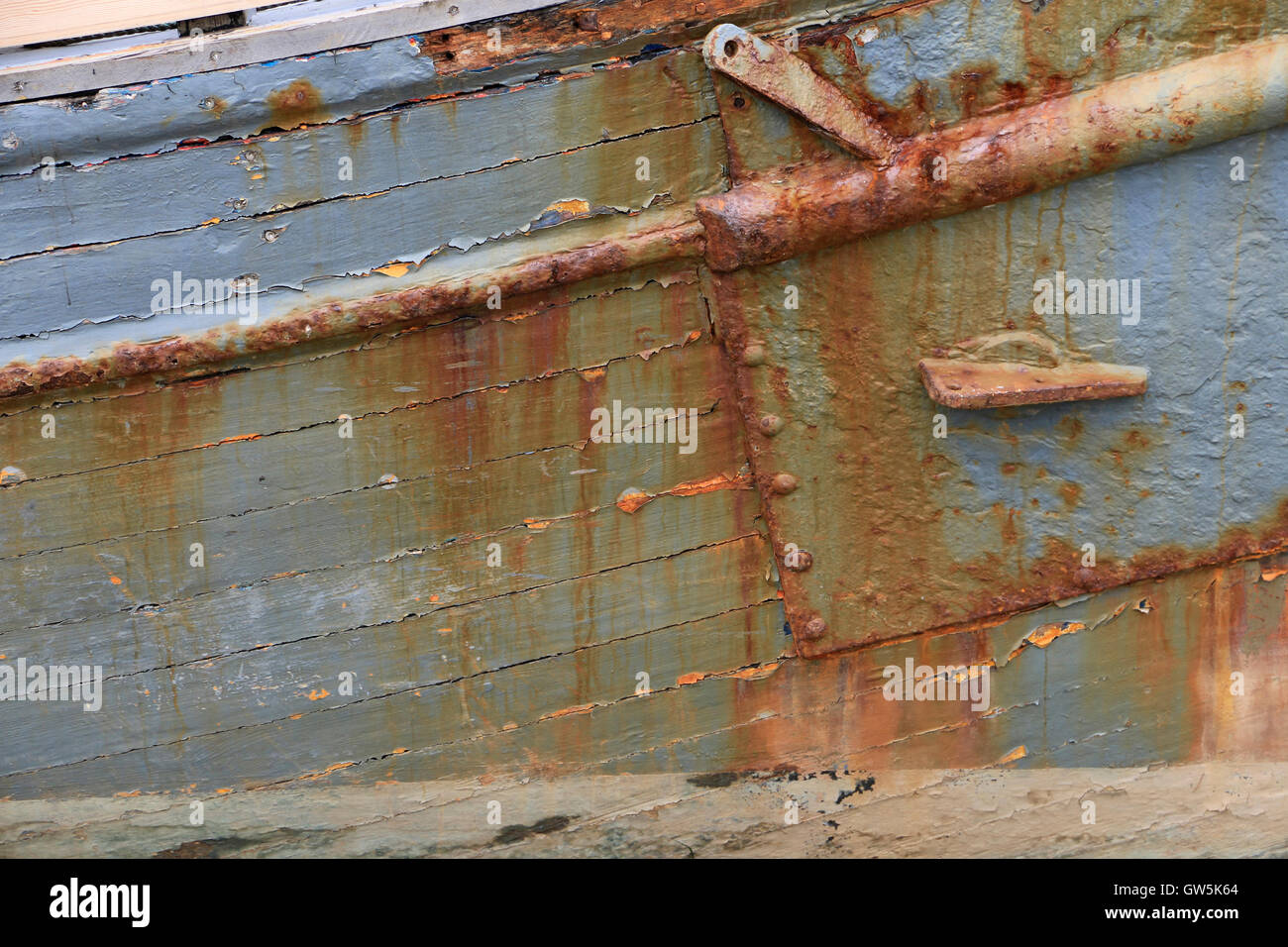 La sezione del lato arrugginito di una vecchia barca blu Foto Stock