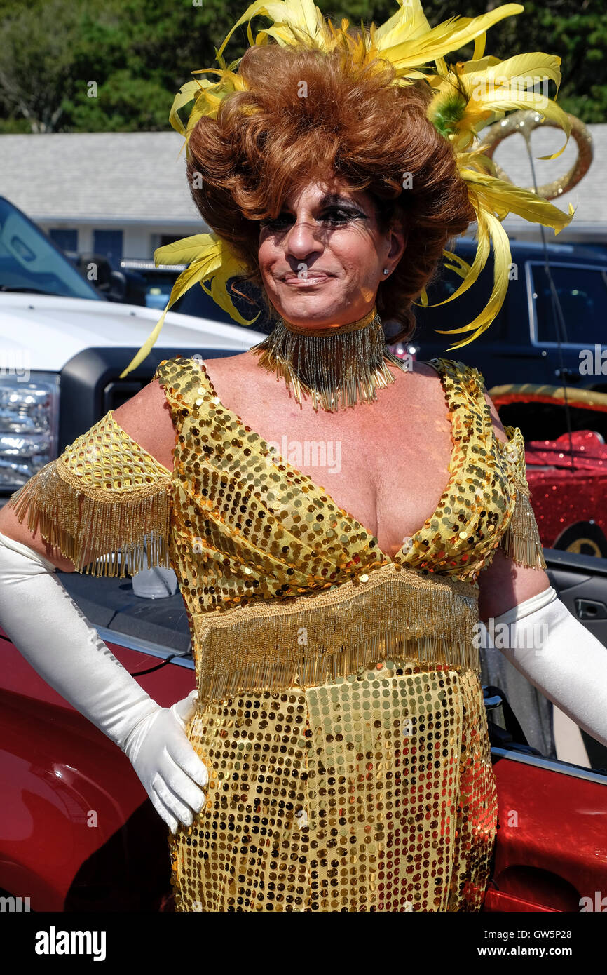 Drag queen in costume e parrucca vestito per una sfilata di Carnevale Foto Stock