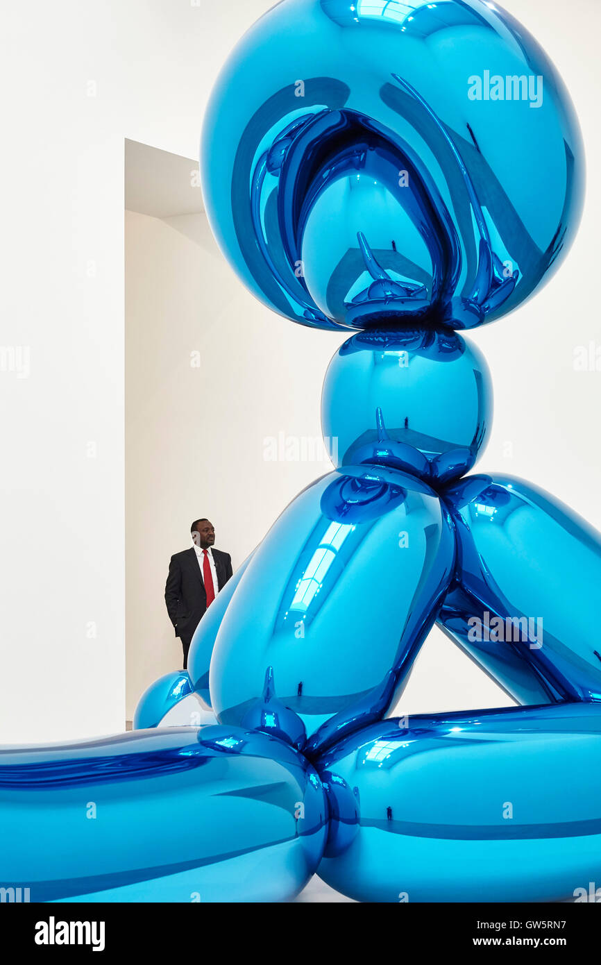 Jeff Koons scultura palloncino in doppia altezza spazio gallery. NEWPORT STREET Gallery di Londra, Regno Unito. Architetto: CARUSO ST JOHN, 2016. Foto Stock