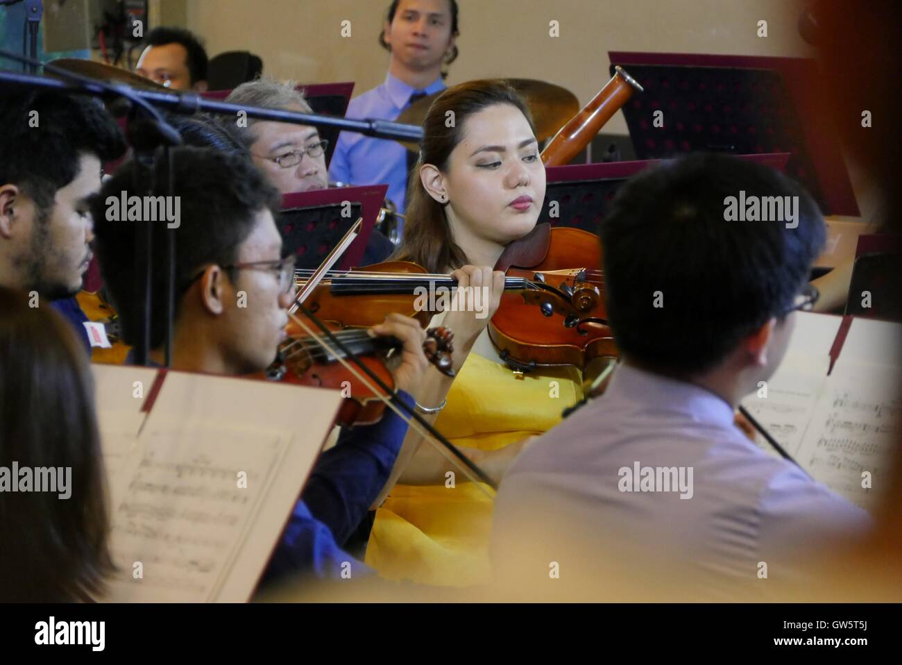 Quezon, Filippine. Undicesimo Sep, 2016. Una vista di artisti musicali e i loro strumenti. Celebrare il Giorno dei Nonni Manila Symphony Orchestra eseguirà intramontabili opere del compositore tedesco Johann Sebastian Bach lungo con interpretazioni orchestrali delle visite di Giovanni Paolo, di George e Ringo a.k.a. I Beatles in questo raro musical mash-up. Si tratta di un ingresso gratuito la maggior parte appositamente per i cittadini anziani che viene eseguita presso il cinema lob di Trinoma. © George Buid/Pacific Press/Alamy Live News Foto Stock