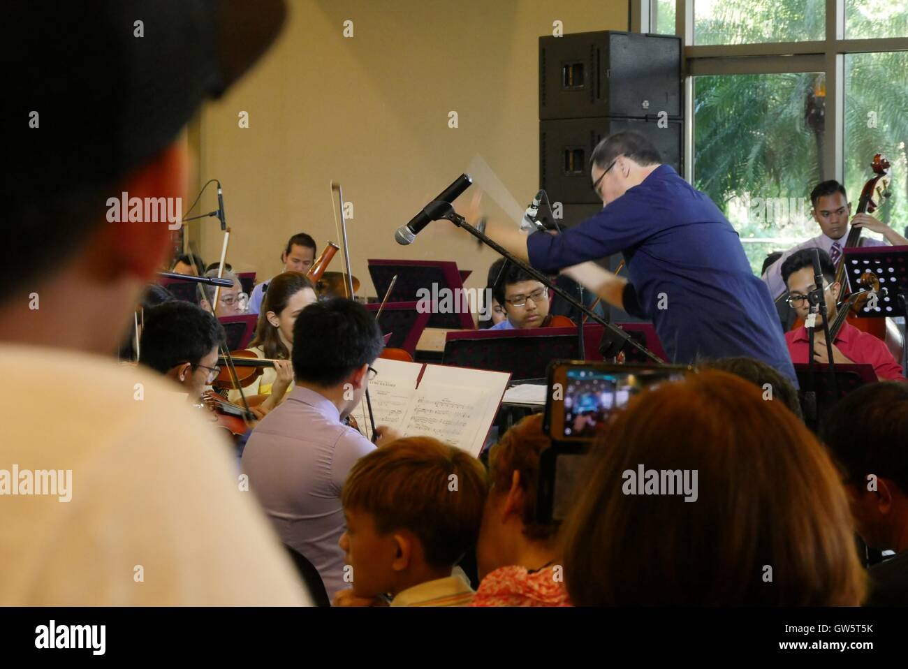 Quezon, Filippine. Undicesimo Sep, 2016. Condotta dal prof. Arturo Molina durante la celebrazione del Giorno dei Nonni, Manila Symphony Orchestra eseguirà intramontabili opere del compositore tedesco Johann Sebastian Bach lungo con interpretazioni orchestrali delle visite di Giovanni Paolo, di George e Ringo a.k.a. I Beatles in questo raro musical mash-up. Si tratta di un ingresso gratuito la maggior parte appositamente per i cittadini anziani che viene eseguita presso il cinema lob di Trinoma. © George Buid/Pacific Press/Alamy Live News Foto Stock