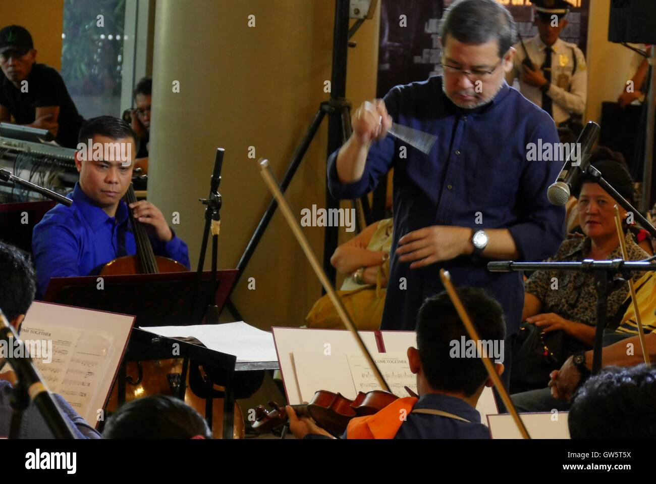 Quezon, Filippine. Undicesimo Sep, 2016. Condotta dal prof. Arturo Molina durante la celebrazione del Giorno dei Nonni, Manila Symphony Orchestra eseguirà intramontabili opere del compositore tedesco Johann Sebastian Bach lungo con interpretazioni orchestrali delle visite di Giovanni Paolo, di George e Ringo a.k.a. I Beatles in questo raro musical mash-up. Si tratta di un ingresso gratuito la maggior parte appositamente per i cittadini anziani che viene eseguita presso il cinema lob di Trinoma. © George Buid/Pacific Press/Alamy Live News Foto Stock