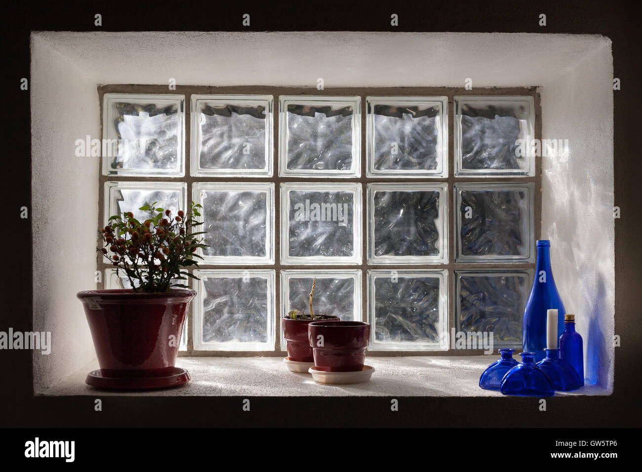 Mattoni in vetro finestra con la luce del mattino e oggetti con retroilluminazione Foto Stock