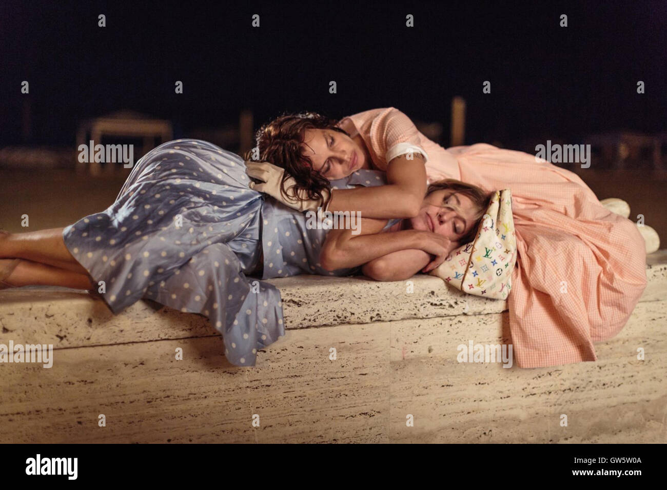 Come un matto è un 2016 film italiano diretto da Paolo Virz, interpretato da Valeria Bruni Tedeschi e Micaela Ramazzotti. Si racconta la storia di due donne con diversi sfondi che diventano amici mentre viene trattato in un'istituzione mentale. Questa fotografia è per il solo uso editoriale ed è il copyright del film company e/o il fotografo assegnato dal film o società di produzione e può essere riprodotto solo da pubblicazioni in congiunzione con la promozione del film di cui sopra. Un credito per il film company è richiesto. Il fotografo deve anche essere accreditato quando noto.essere accreditati Foto Stock