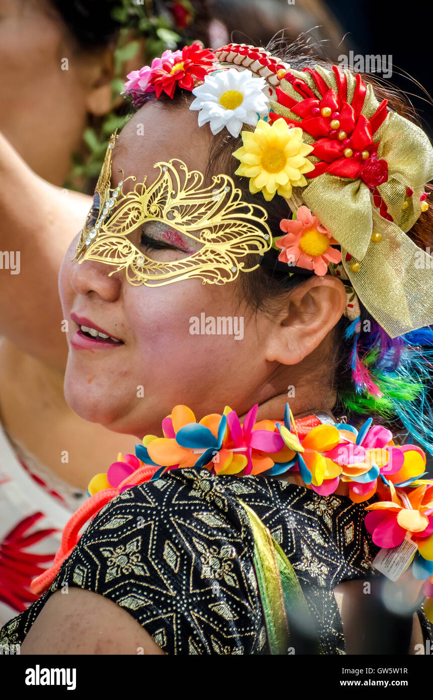 Strada bellissima ballerina donna al carnevale di Notting Hill a Londra, Regno Unito Foto Stock