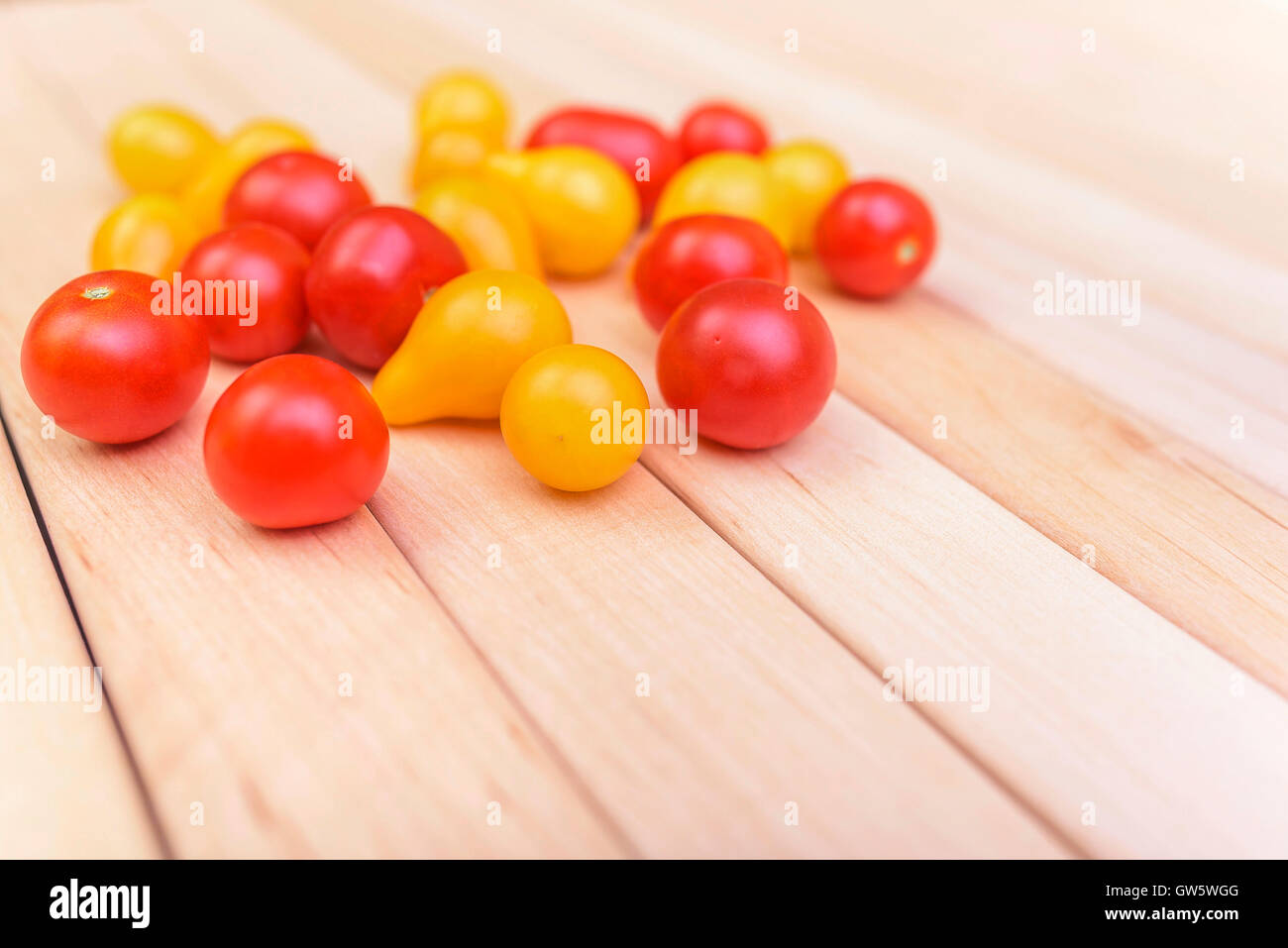 Bella coppia multicolore di pomodori su tavole di legno. Foto Stock