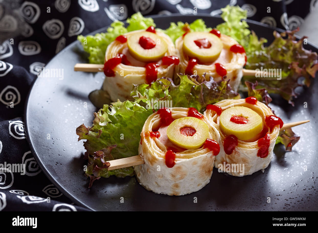 Le sfere di occhio su bastoni per la festa di Halloween Foto Stock