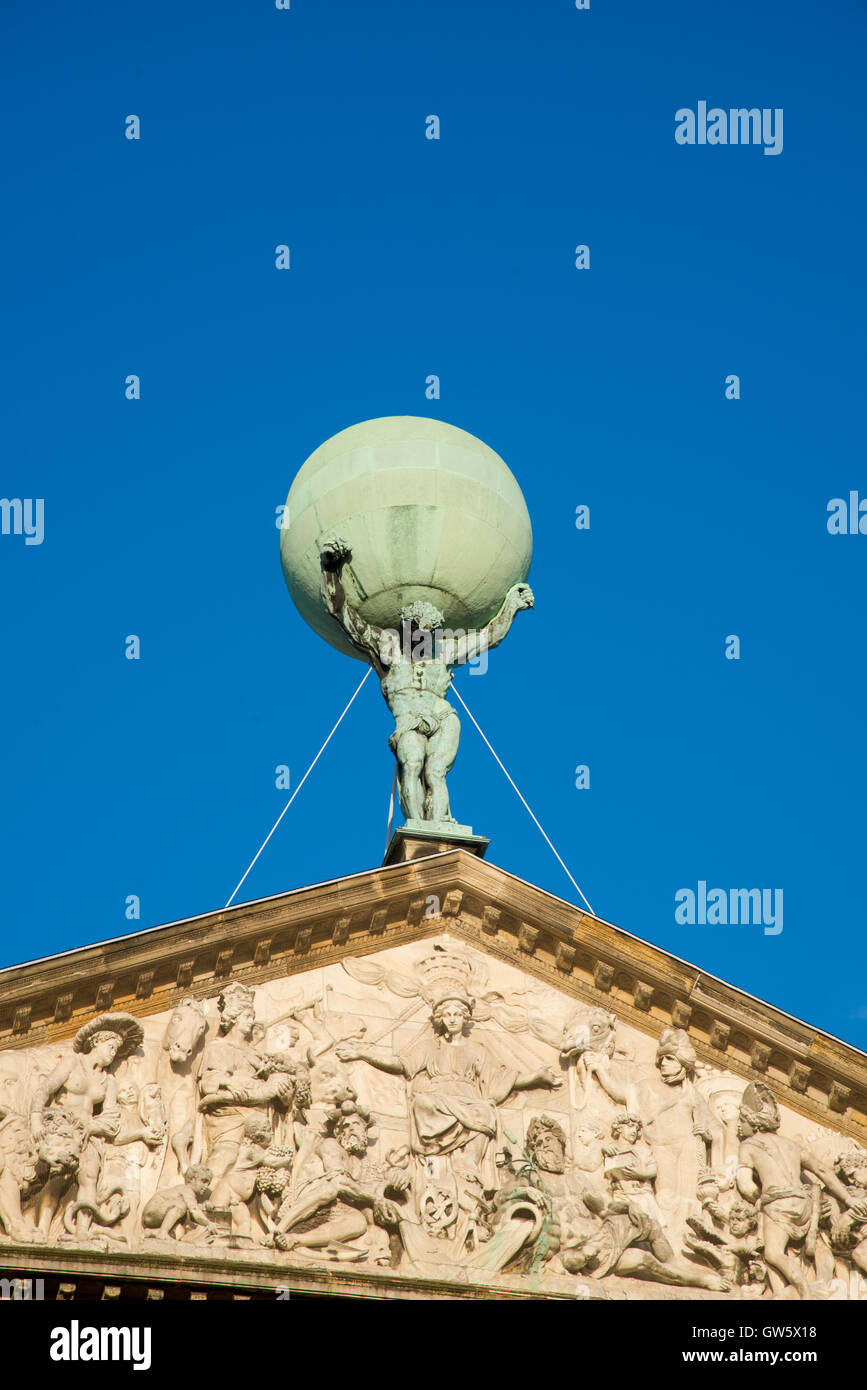Atlas che porta il mondo al tetto del palazzo di Amsterdam Olanda Foto Stock