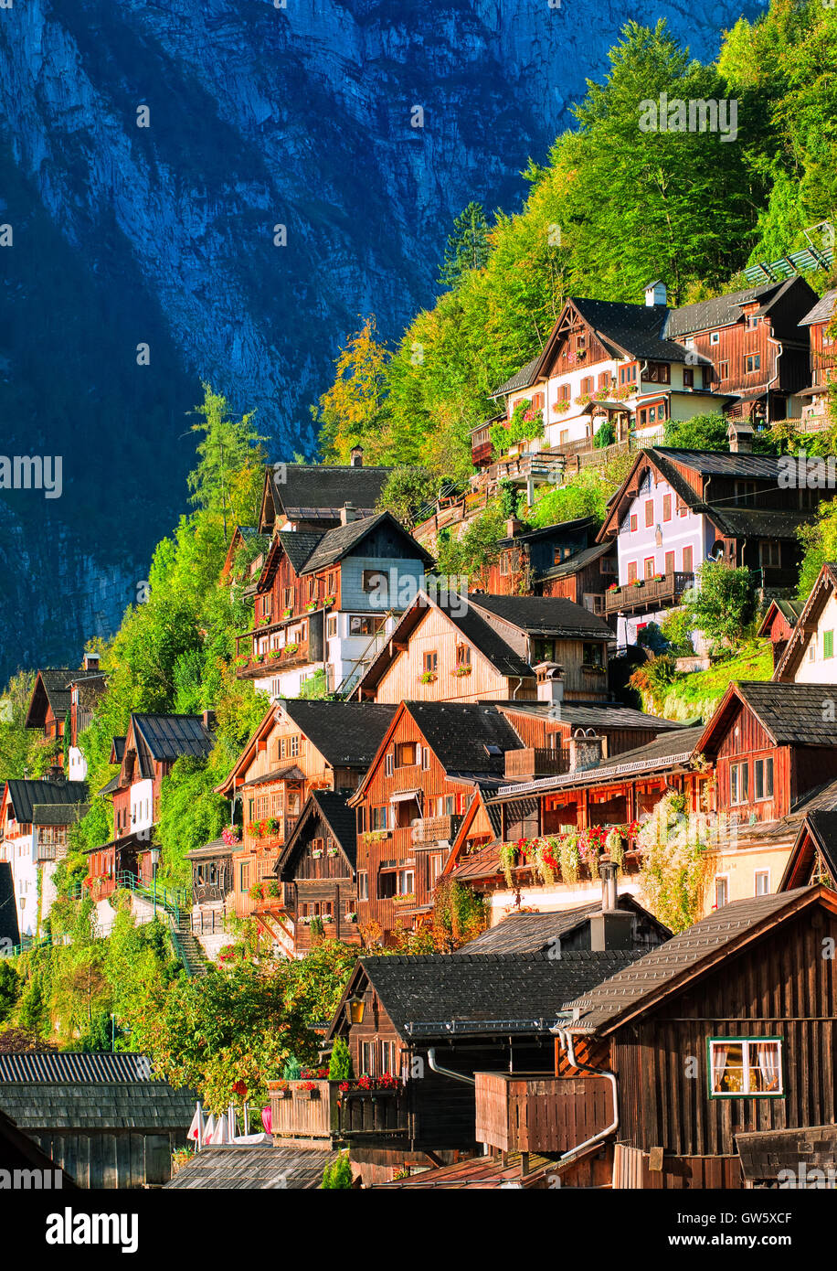 Tradizionali case di legno sul pendio a monte di Hallstatt, Unesco patrimonio di cultura sito, Austria Foto Stock