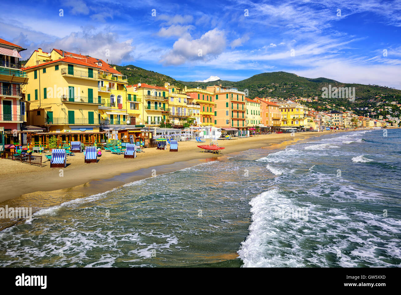 Svuotare mediterraneo spiaggia di sabbia in una tradizionale cittadina turistica Alassio sulla Riviera italiana da San Remo, Liguria, Italia Foto Stock