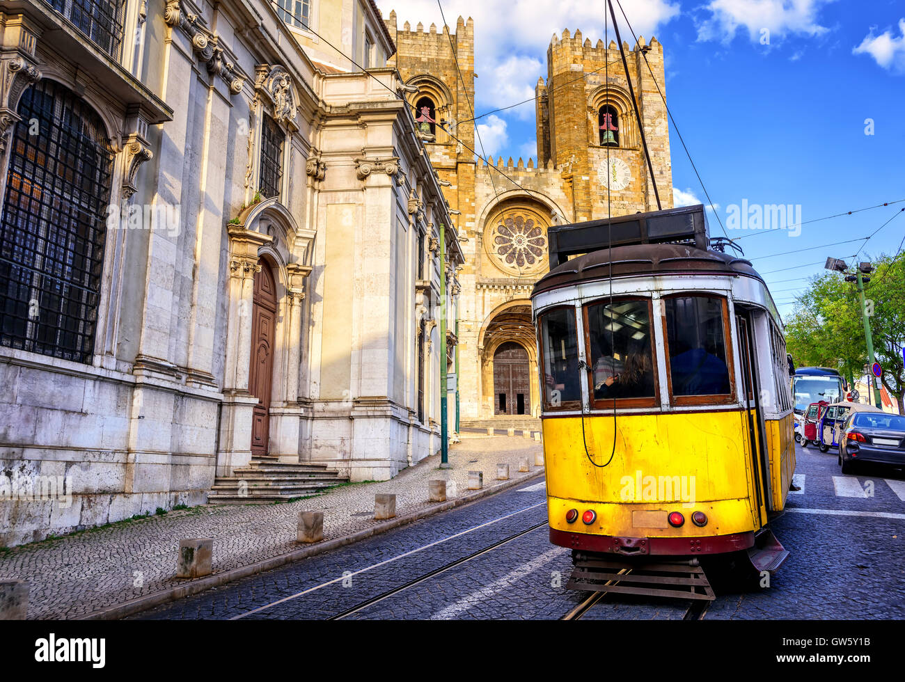 Giallo storico tram di fronte alla cattedrale di Lisbona, Alfama, Lisbona, Portogallo Foto Stock