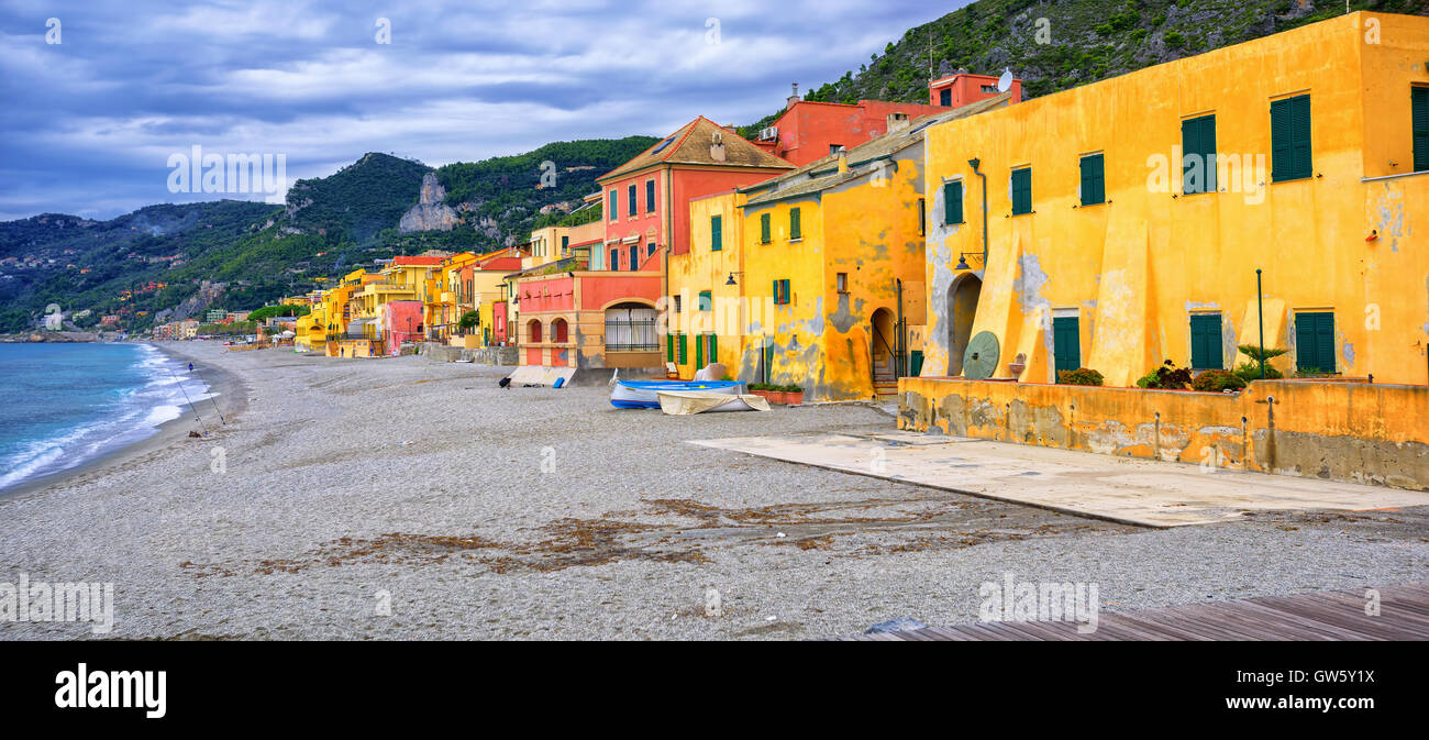 Colorato pescherie sulla spiaggia di sabbia sulla Riviera italiana a Varigotti, Savona Liguria, Italia Foto Stock