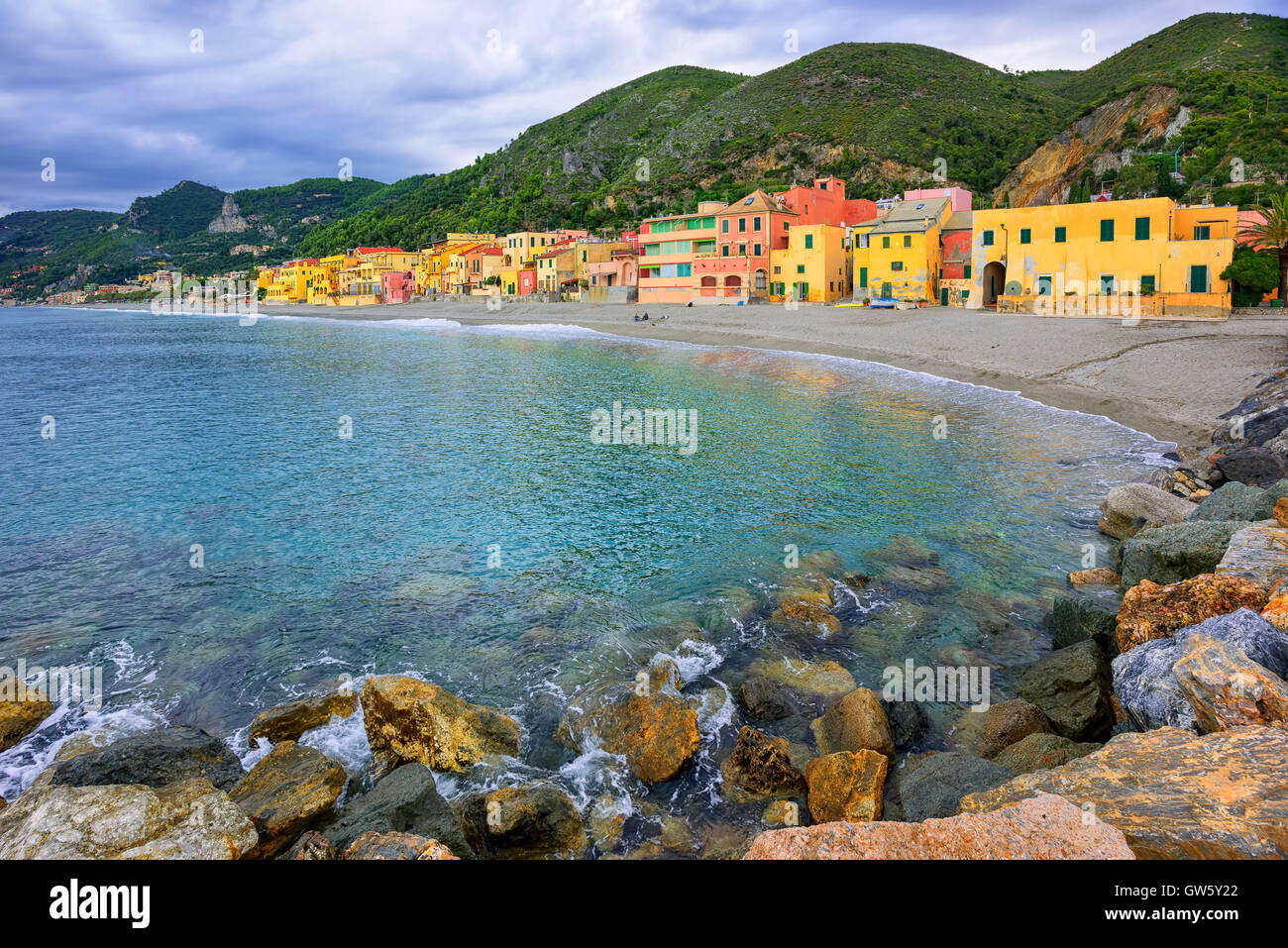 Colorato pescherie sulla sabbia della spiaggia e laguna sulla Riviera italiana a Varigotti, Savona Liguria, Italia Foto Stock