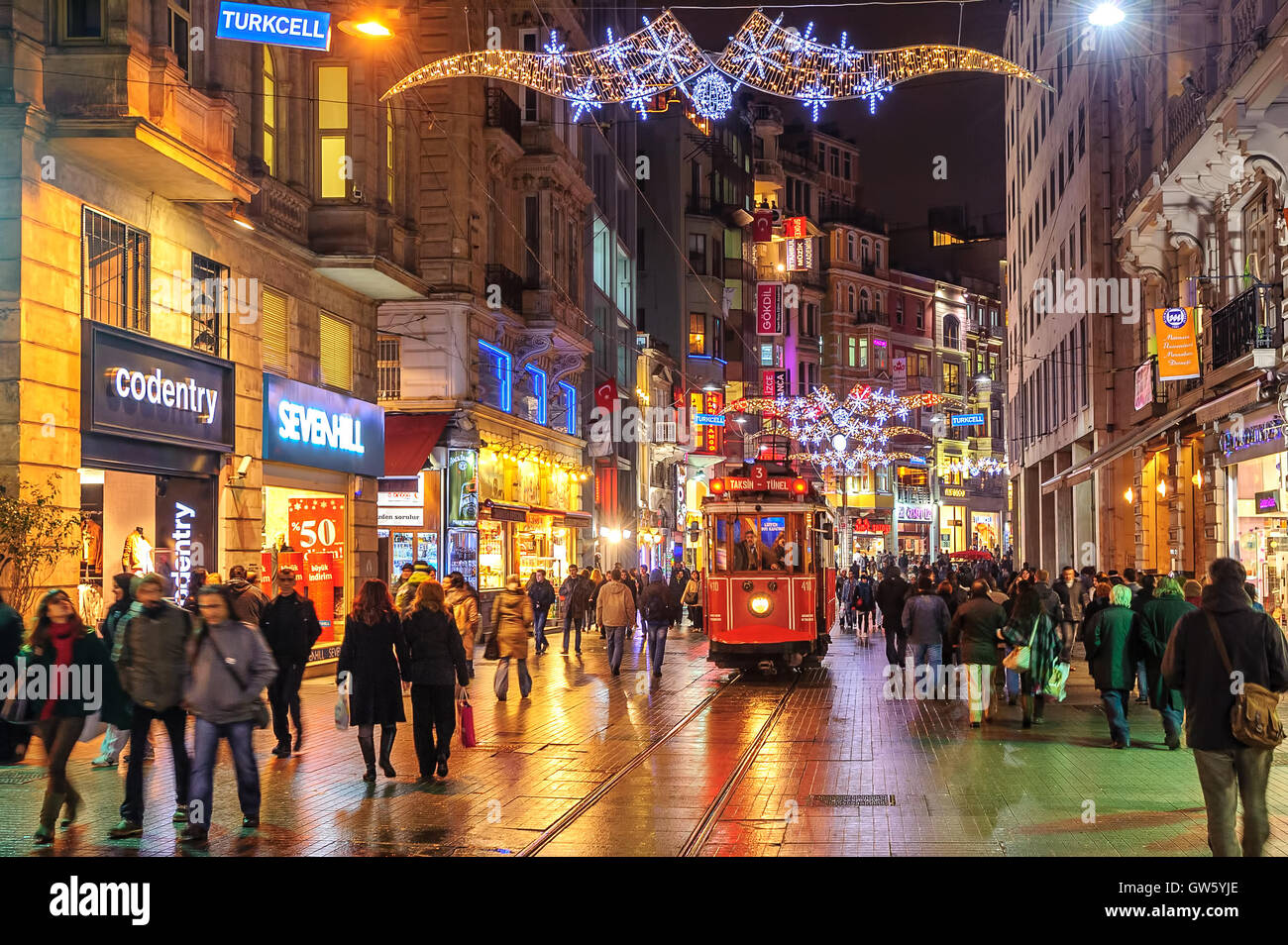 ISTANBUL, Turchia - 22 febbraio: Tram Nostalgico sulla principale strada pedonale Taksim Istiklal Street a tarda sera il 22 febbraio Foto Stock