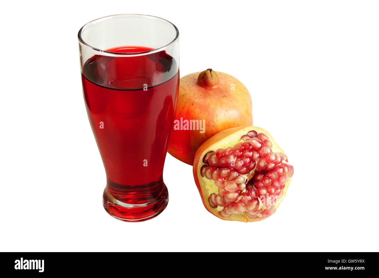 Il succo di melograno in un bicchiere e freschi frutti di melograno. Isolato su sfondo bianco. gli oggetti con i tracciati di ritaglio. Foto Stock