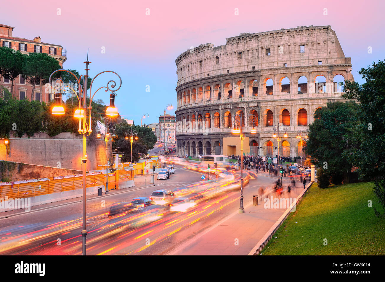 Le rovine del Colosseo nel centro della città di Roma, Italia, il tramonto Foto Stock