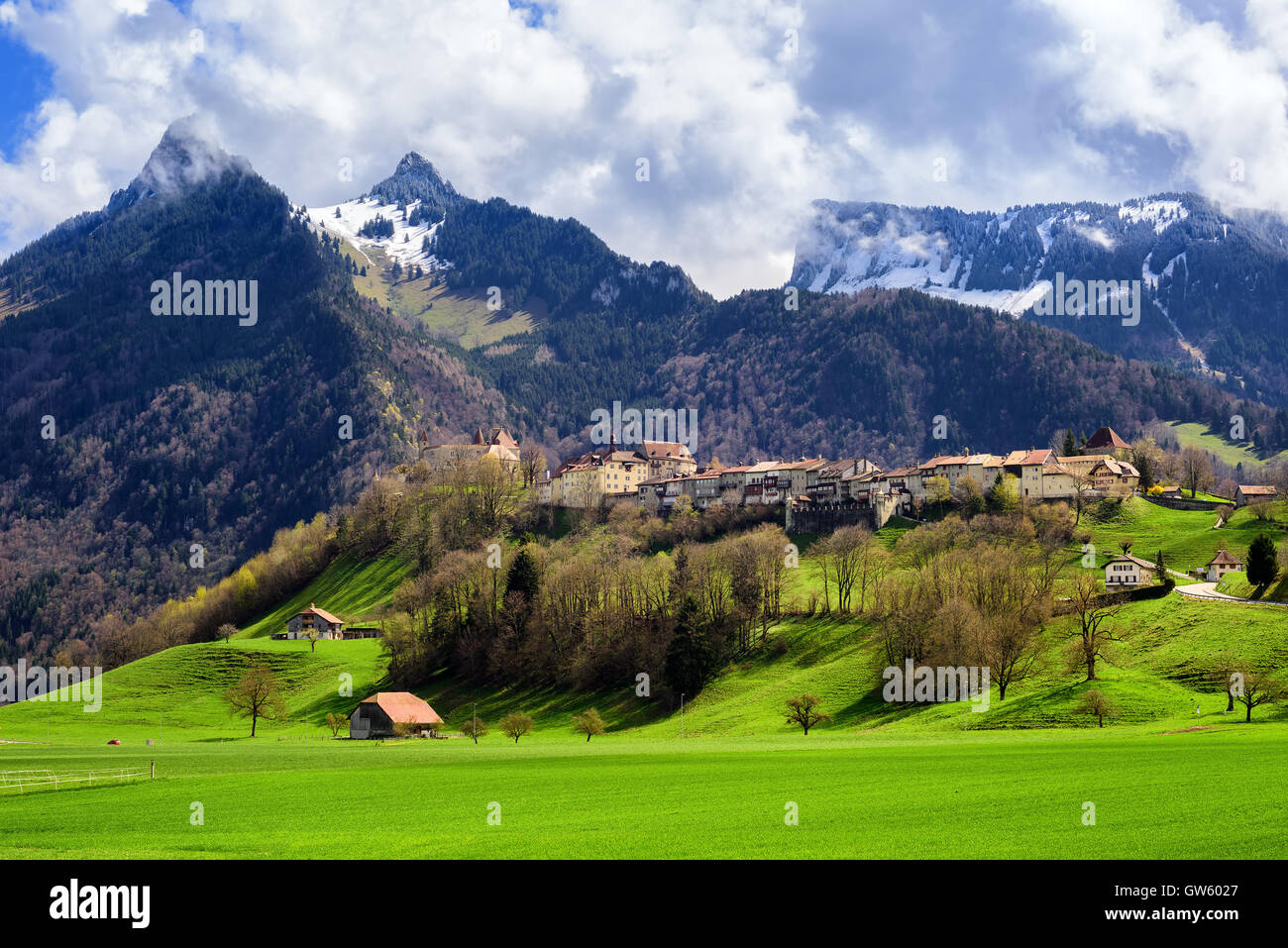 Gruyeres città, conosciuta per il suo famoso formaggio gruviera, recante su di una collina nelle montagne delle Alpi, Svizzera Foto Stock