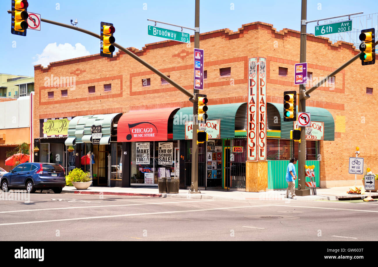 Sull'angolo di una strada di Broadway e 6th Ave in Tucson, Arizona Foto Stock