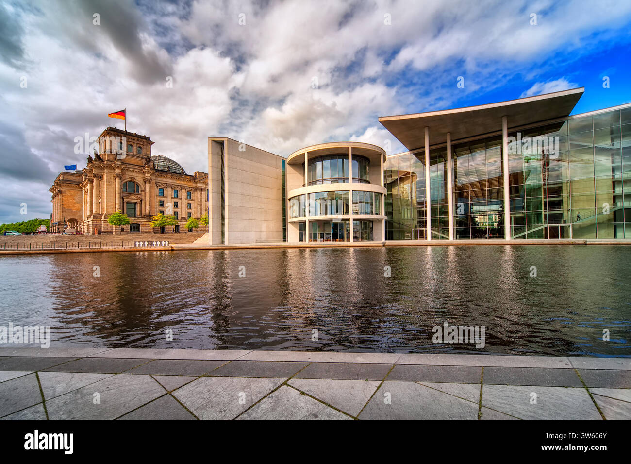 Il vecchio e il nuovo Bundestag edifici sul fiume Spree, Berlino, Germania Foto Stock